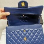 Chanel Classic Medium Flap Navy And Gold 25Cm - Image 4