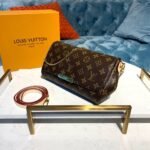 Louis Vuitton Favorite PM Monogram Canvas For Women 24Cm LV M40717 - Image 4