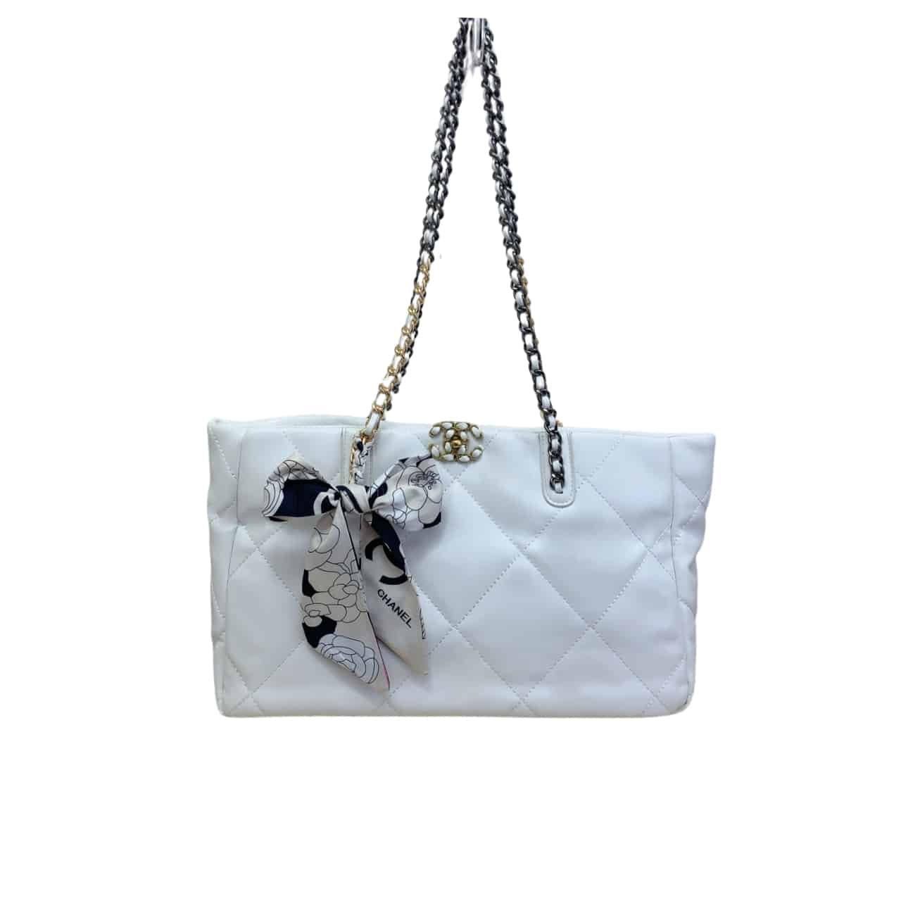 xr:d:DAF6MoGXHTU:543,j:6571169137109371595,t:24020103 Chanel Quilted 19 East West Shopping Bag White 41Cm - Image 1